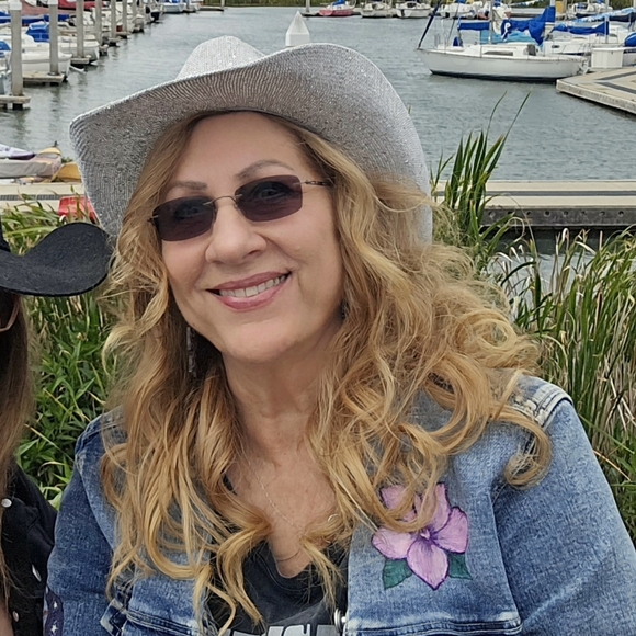 Meet your Posher, Shelley - Picture 3 of 3